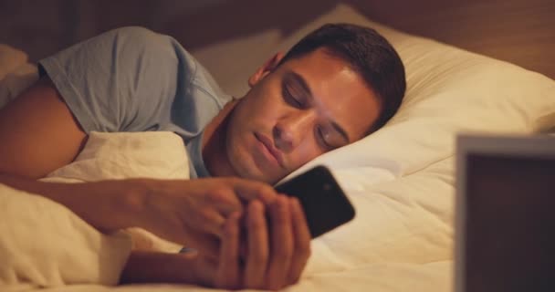 夜とスマートフォン ベッドや残りの部分で疲労を持つ男は 一日の終わりや通信 彼の寝室の光や男 不眠症の夜や携帯電話 中毒や眠れない — ストック動画