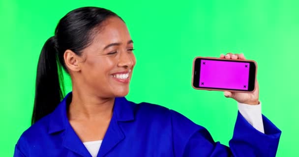 电话模拟 微笑和女人在绿色屏幕上的网站 互联网和移动应用与跟踪标记 新闻和社交媒体用智能手机的女性广告 品牌形象和肖像 — 图库视频影像