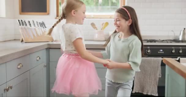 Boldog Tánc Lány Gyerekek Konyhában Ugrás Játék Kötődés Egy Modern — Stock videók