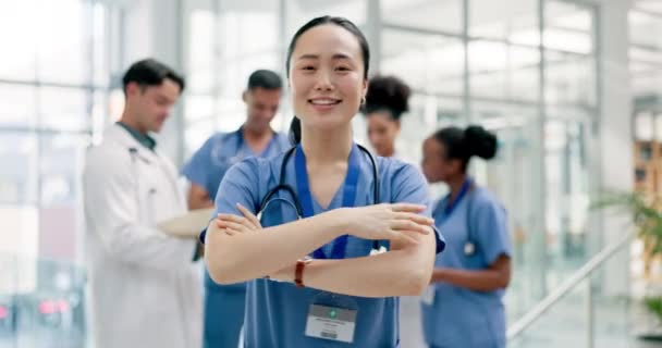 Asiatisk Kvinna Läkare Och Armar Korsas Förtroende För Hälso Och — Stockvideo