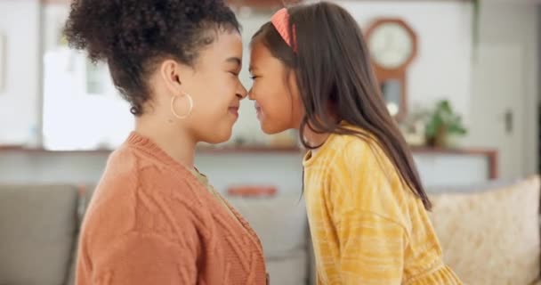 Szerelem Eszkimó Csók Anya Gyermekével Miközben Otthonuk Nappalijában Kötődnek Egymáshoz — Stock videók