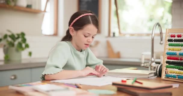 用知识或算盘在桌上写数学的计数和作业 笔记本中的学习 儿童和家庭学校活动 包括学习或家里的数字 以促进儿童发展 — 图库视频影像