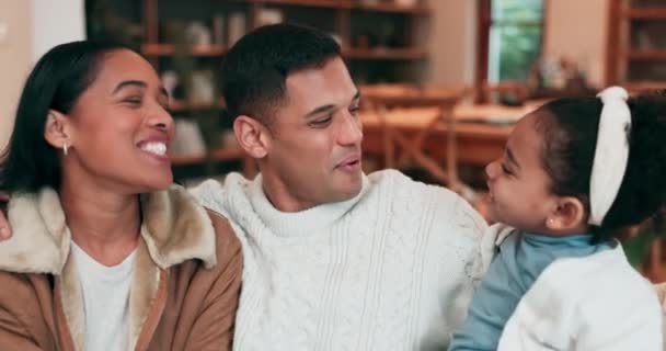 Aile Evde Rahatlamak Kaynaşmak Birlikte Güzel Vakit Geçirmek Için Buruna — Stok video