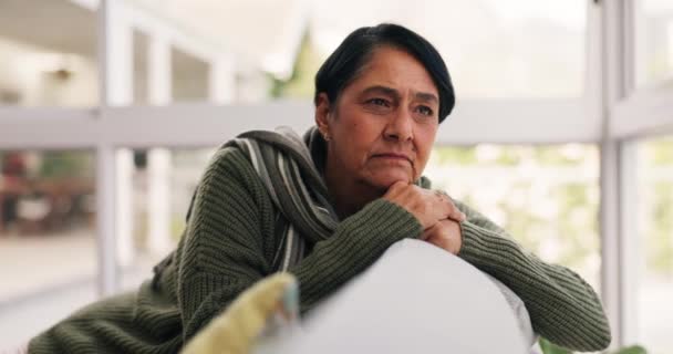 Emeklilik Düşünme Depresyonlu Üzgün Kederli Evde Kayıpta Yaşlı Bir Kadın — Stok video