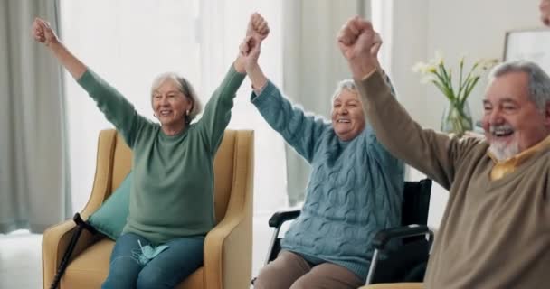 Пожилые Друзья Дома Смотреть Телевизор Празднованием Счастливым Кулаком Воздухе Мужчинами — стоковое видео
