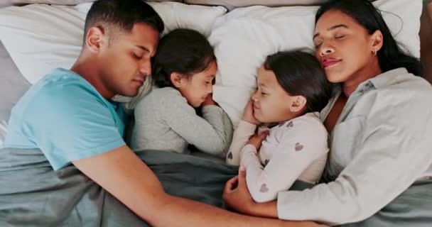 Kinder Schlafende Eltern Und Eltern Bett Top Ansicht Hause Mit — Stockvideo