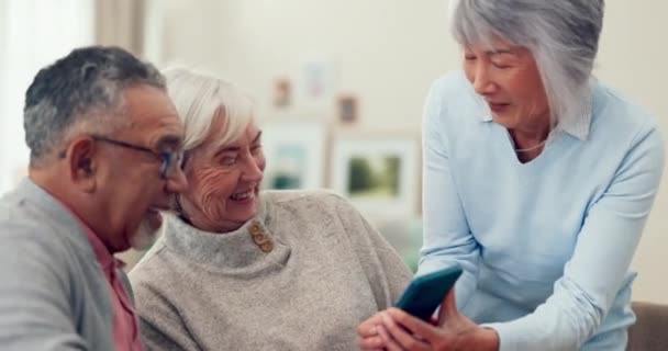 Přátelé Telefon Senioři Mluví Domově Důchodců Připojením Internet Starší Ženy — Stock video