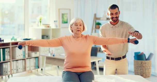 リハビリテーションのための理学療法 シニア女性 ダンベル運動 トレーニング 身体療法 サポートによる筋肉治癒のためのセラピストと高齢者クライアント — ストック動画