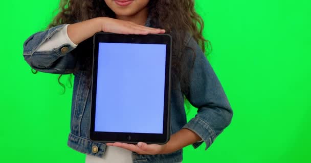 平板电脑 绿色屏幕和女孩与广告模拟儿童网站 电子学习和教育 工作室背景上的演示 数字技术和带有Ux或Ui设计空间的小手 — 图库视频影像