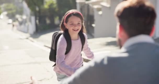 Vader Meisje Rennend Voor Knuffel School Buitenlucht Hechting Gelukkig Samen — Stockvideo