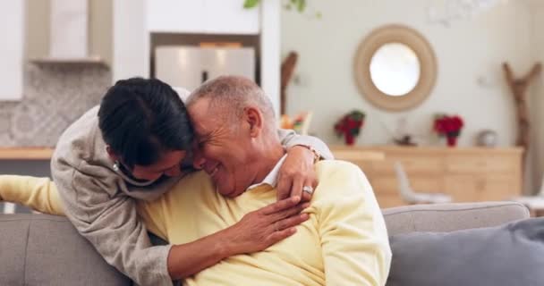 Ríanse Abracen Pareja Ancianos Sofá Hablando Enlazados Felices Hogar Juntos — Vídeos de Stock