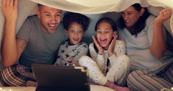 恐ろしい家族 テクノロジー 夜のホラー映画を見て 自宅の寝室でストリーミングショー オンラインスリラービデオで映画を見たり リラックスしたり つながったりするためにベッドにいるママ 子供たち — ストック動画