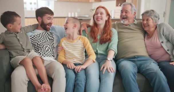 Grote Familie Kinderen Grootouders Met Sofa Lachen Bank Met Tweeling — Stockvideo
