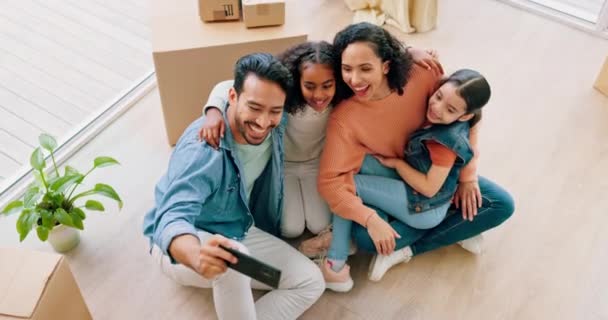 Gelukkige Familie Vastgoed Lachen Een Nieuw Huis Voor Selfie Foto — Stockvideo
