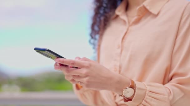 여자와 대화하는 스마트폰 미디어 그리고 야외에서의 의사소통 메시지 이메일 여성쓰기 — 비디오