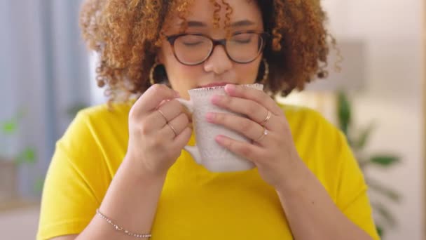 Lachen Huis Vrouw Met Een Kopje Koffie Ontspannen Denken Met — Stockvideo