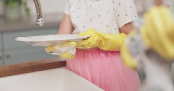 Čištění Učení Dětská Pomoc Nádobí Ruce Talířem Dělá Domácí Práce — Stock video