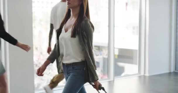 航空旅行で休日に行く休暇や荷物のための女性 空港徒歩やスーツケース フライト 旅行バッグや旅行で若い女性旅客ターミナルでの旅行 — ストック動画