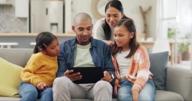 Aile, baba ve anne bir tablette çocuklarla birlikte aboneliği olan bir dizi ya da film izliyorlar. İnternet, internet sitesi ve ebeveynler, çocuklar bir kanepede ya da bir uygulamada izlerken rahatlar..