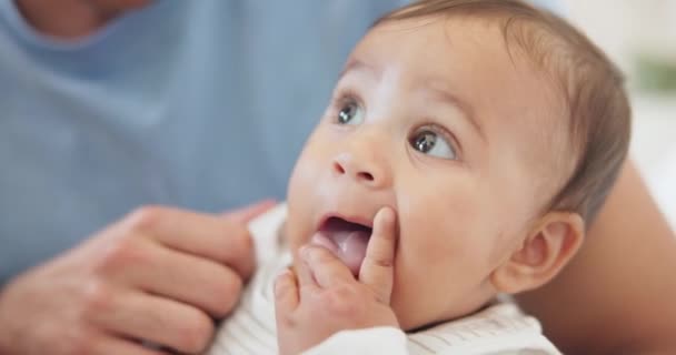 Vader Baby Spelen Huis Met Speelgoed Zorg Genegenheid Hechting Bij — Stockvideo