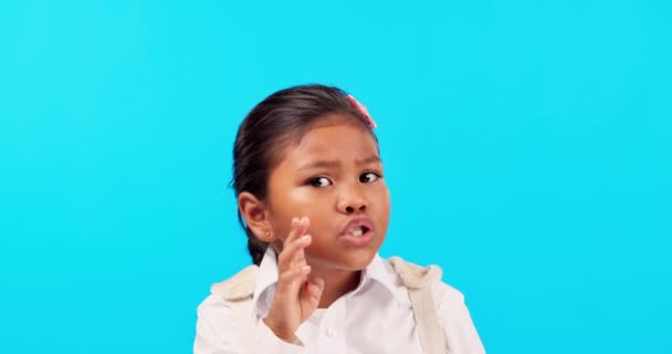 Δάχτυλο Στα Χείλη Σιωπηλό Και Μυστικό Ένα Κορίτσι Μπλε Φόντο — Αρχείο Βίντεο