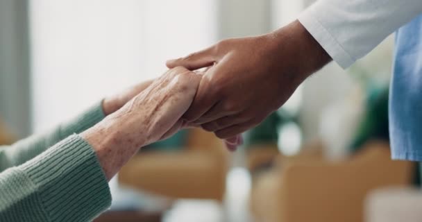 Berpegangan Tangan Closeup Dan Nursing Home Dengan Pengasuh Dukungan Atau — Stok Video