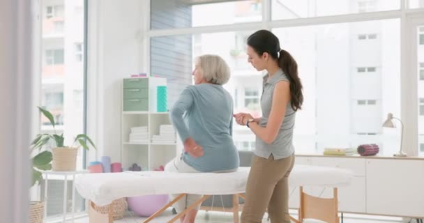 Mujer Fisioterapeuta Rehabilitación Paciente Mayor Consejo Médico Ayuda Artritis Fisioterapia — Vídeo de stock