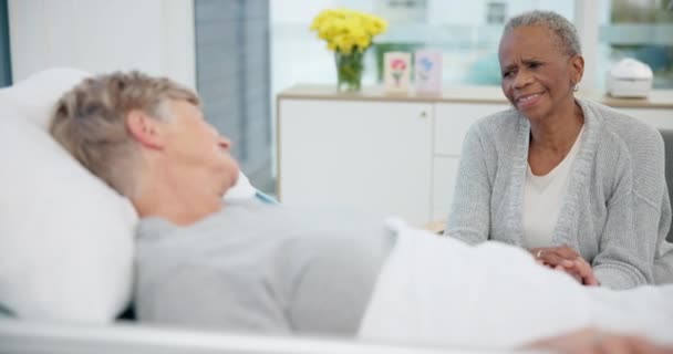 Amiche Anziane Letto Ospedale Tenersi Mano Con Conversazione Cura Supporto — Video Stock