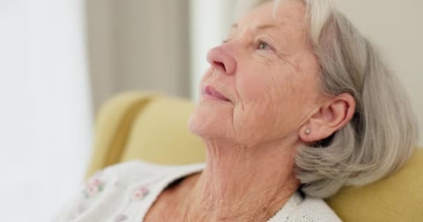 Yaşlı Kadın Üzgün Anıları Hatırlamak Emeklilikte Rahatlamak Için Evdeki Kanepede — Stok video