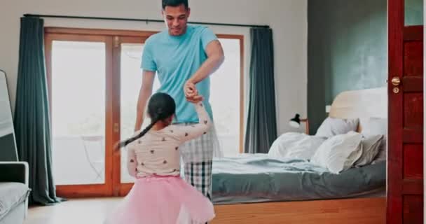 父亲和女孩带着爱 舞蹈和幸福 享受着美好的时光 卧房和亲密的情谊 男父母和女婴 有支持 有精力 有运动 有成长 有健康 — 图库视频影像