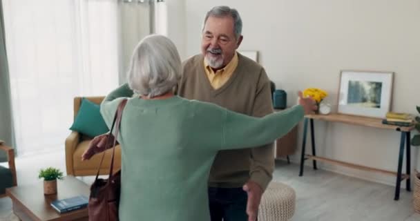 Umarmung Heim Und Seniorenpaar Mit Liebe Lächeln Und Guter Zeit — Stockvideo