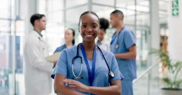 黑人妇女 医生和微笑对领导 见面或团队合作的信心在医院 诊所团队管理中快乐的非洲女性形象 护士或医疗专业人员 — 图库视频影像