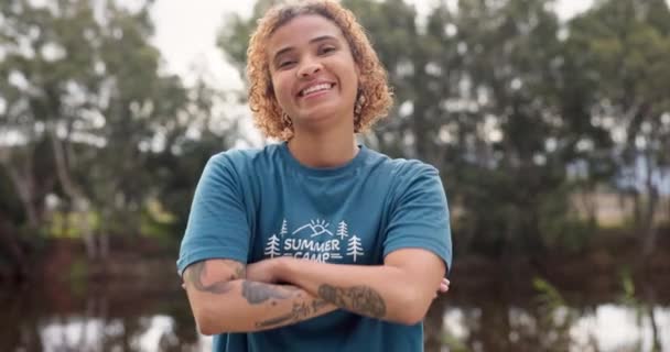 Sonríe Retrato Mujer Con Los Brazos Cruzados Campamento Verano Feliz — Vídeos de Stock