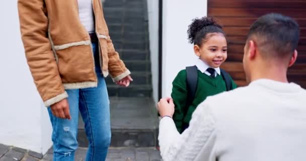 Kölyök Szülő Viszlát Reggel Vagy Kint Iskolában Hogy Egyenruhát Tanuljanak — Stock videók