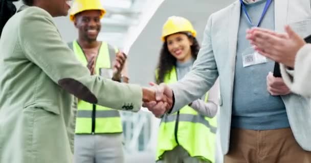 ハンドシェイク パートナーシップ ビジネスコラボレーション そして成功した建築家 エンジニアリング契約 サポート 請負業者のチームが握手 — ストック動画