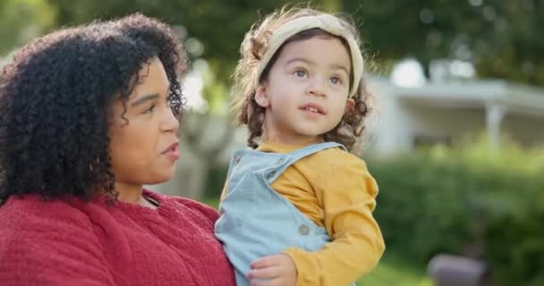 Familie Kinder Und Eine Frau Mit Ihrer Adoptivtochter Gemeinsam Garten — Stockvideo
