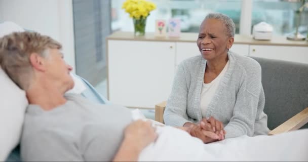 シニア女性の友人 病院のベッド 手術からの回復のためのサポートで手を握ります クリニック訪問 共感と笑顔の高齢女性 チャットと連帯で聞く — ストック動画