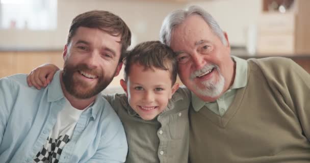 Πατέρας Γιος Και Παππούς Πρόσωπο Σαλόνι Και Χαμόγελο Μαζί Αγκαλιά — Αρχείο Βίντεο