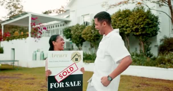 高五和一个房主夫妇在他们的新房子的花园出售标志在一起 抵押贷款或与已婚男女的房地产 以庆祝住房所有权 — 图库视频影像