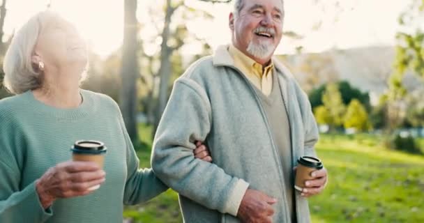 老夫妇们 咖啡和公园漫步在户外 带着爱 讨论和微笑 老年人的谈话 热饮和婚姻在一个快乐的日子里在一起 在花园里交流 — 图库视频影像