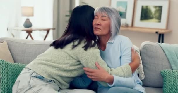 アルツハイマー病の看護施設でうつ病の悲しい母親のためのサポート 娘と抱擁 メンタルヘルスの問題を持つアジアのシニアママのための愛と親切な家族 ケアと女性 — ストック動画