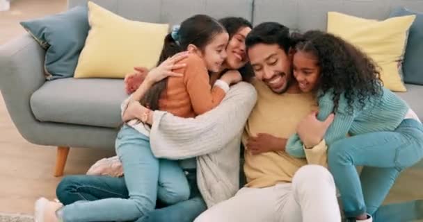 Gelukkig Gezin Ouders Kinderen Knuffelen Thuis Met Zorg Geluk Liefde — Stockvideo