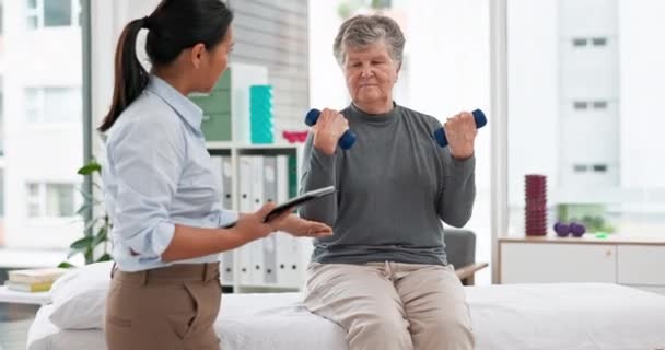 Physiotherapie Tablette Seniorin Und Hantel Für Muskel Fitness Und Dehnunterstützung — Stockvideo