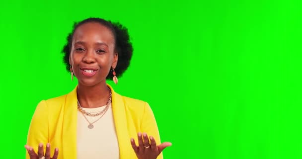 绿色屏幕和黑人妇女的脸与手指向公告 新闻或宣传品的模拟背景 肖像和带有信息的非洲女性 即将到来或获得信息 — 图库视频影像