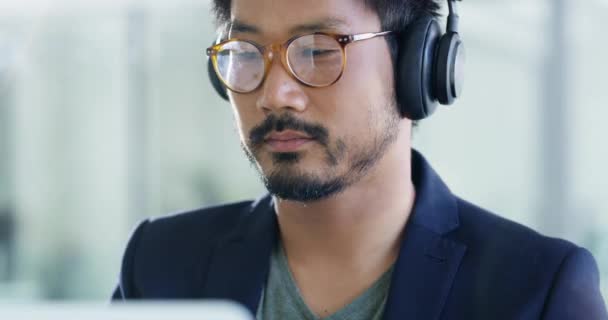 音乐耳机 商人和镜头闪光灯在办公室里为项目工作 听力和专业的亚洲人在阅读 认真或专注于项目的过程中流播音频 播客或声音 — 图库视频影像