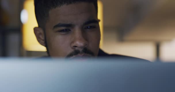 Business Computer Black Man Reading Writer Focus Project Night Desktop — Stock Video