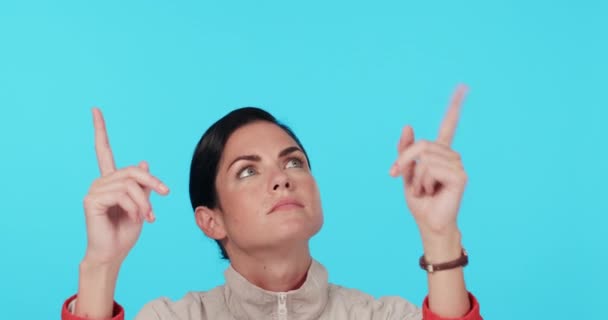 Peka Upp Förvirrad Och Tänka Med Ansiktet Kvinna Studio För — Stockvideo