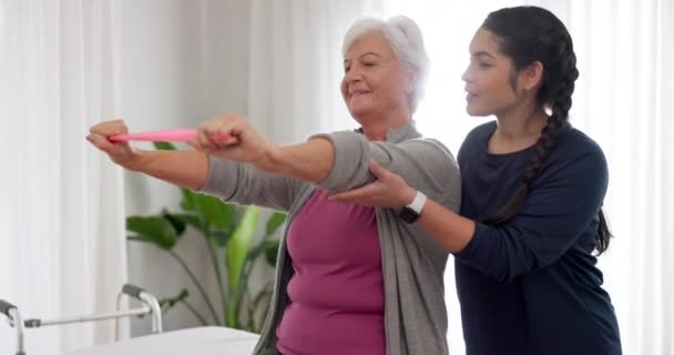 生理療法 腕の伸張バンドまたは古い女性の評価 カイロプラクティックリハビリテーションのための運動またはトレーニング シニアハッピー患者を支援する理学療法相談 サポートまたは理学療法士 — ストック動画