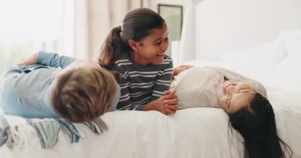 Родители Кровать Ребенок Играют Спальне Матерью Отцом Связь Счастьем Вместе — стоковое видео
