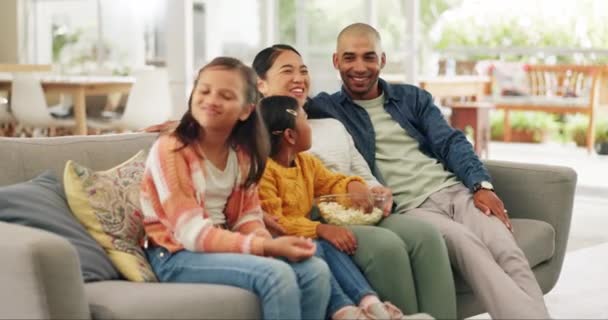 Παρακολουθώντας Τηλεόραση Σπίτι Και Οικογένεια Ποπ Κορν Αστείο Και Ταινία — Αρχείο Βίντεο